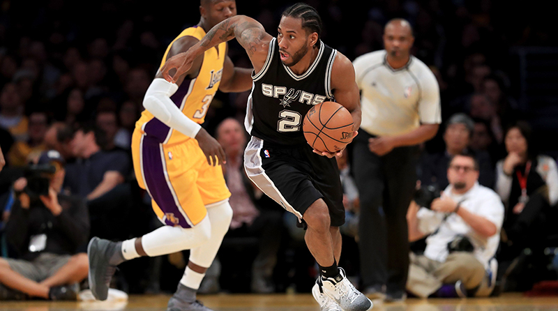 Kawhi Leonard se aleja más de los Lakers