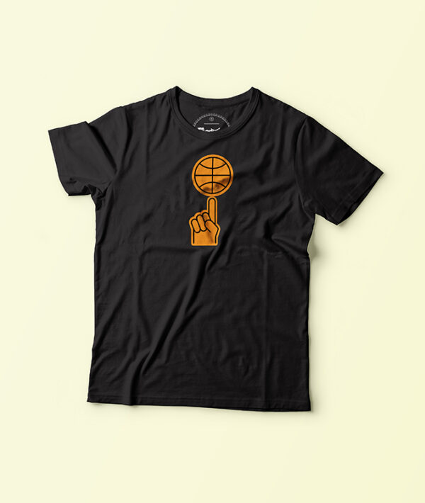 playera negra con diseño naranja de mano y balon abstractos, diseño por viva basquet