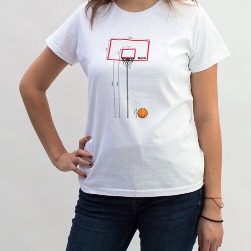 Playera para mujer color blanco con diseño único de las medidas de un tablero de basquetbol.