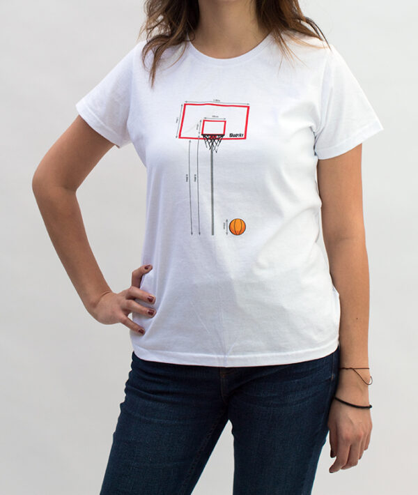 Playera para mujer color blanco con diseño único de las medidas de un tablero de basquetbol.