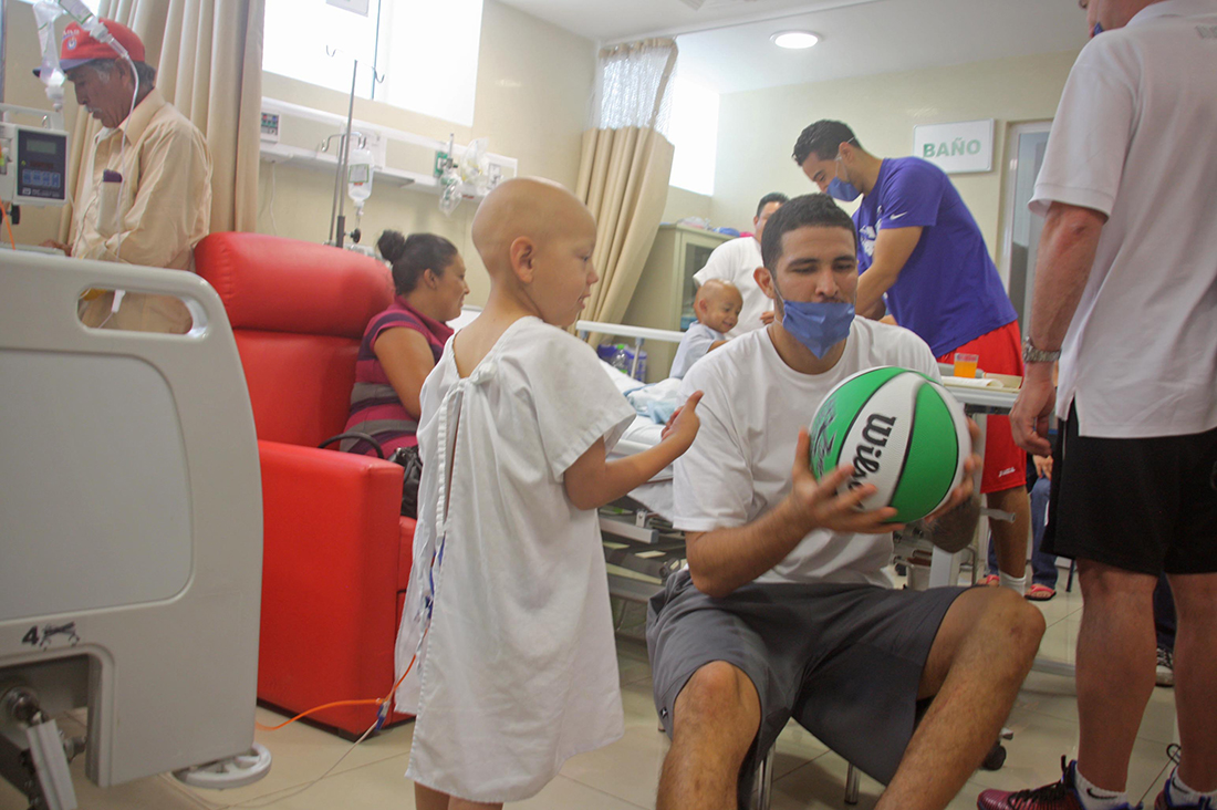 La Selección Mexicana de Basquetbol hizo una visita al Hospital Infantil de Especialidades en viva basquet