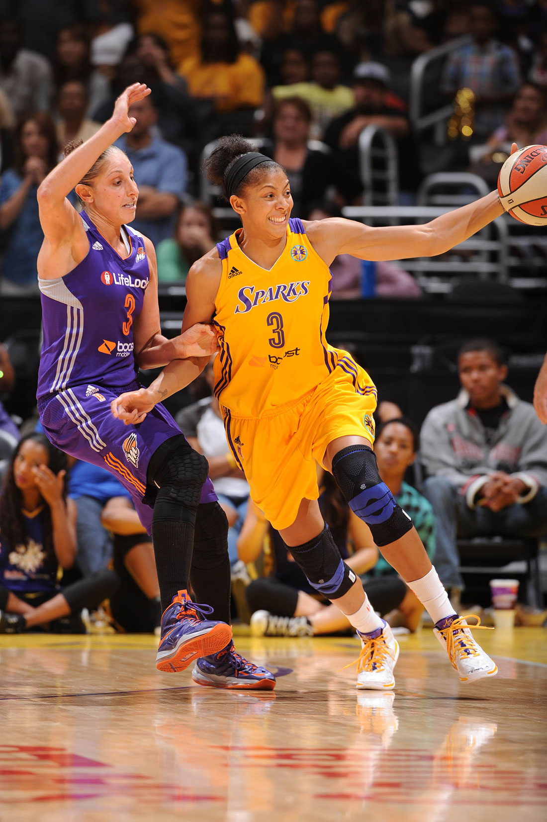 Diana Taurasi & Candace Parker en Viva Basquet Copyright 2012 NBAE Photo by Andrew D. Bernstein/NBAE via Getty Images