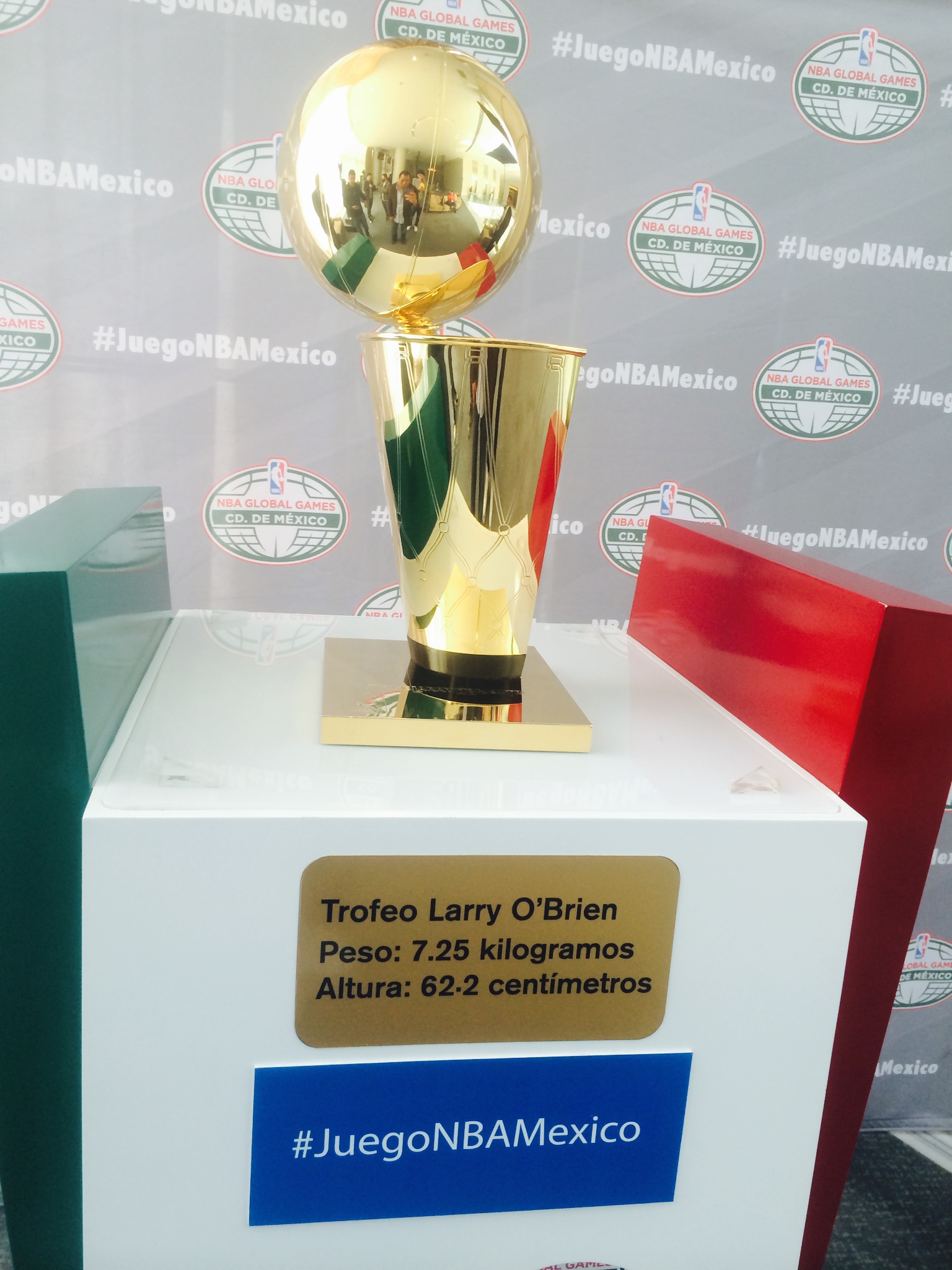 viva básquet visita del trofeo Larry O’Brien selfie tour 2014
