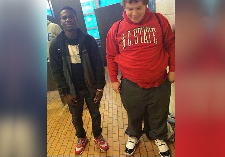 Estudiante de secundaria le regala unos “Air Jordans“ a compañero “bulleado” en viva basquet