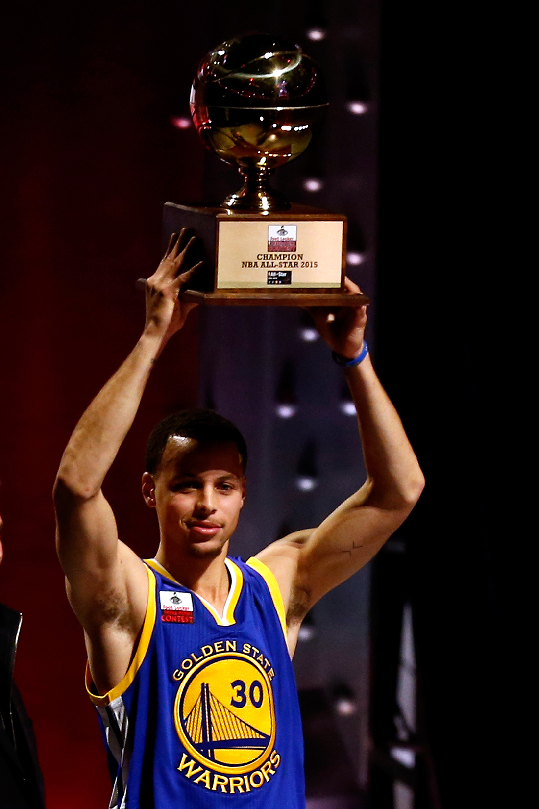 Stephen Curry, flamante campeón en los triples por viva basquet