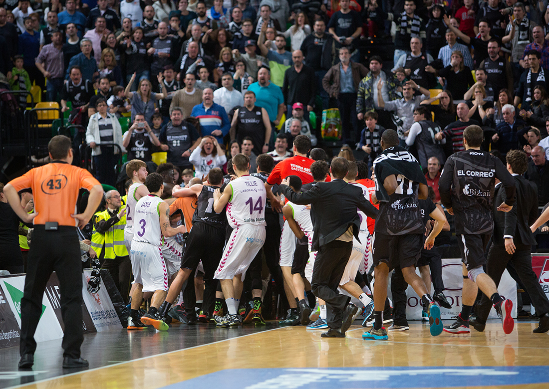 Batalla campal entre el Bilbao y el Laboral Kutxa por viva basquet