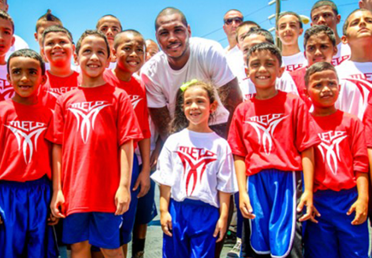 Carmelo inauguró una cancha de basquetbol en Puerto Rico. Thumbnail