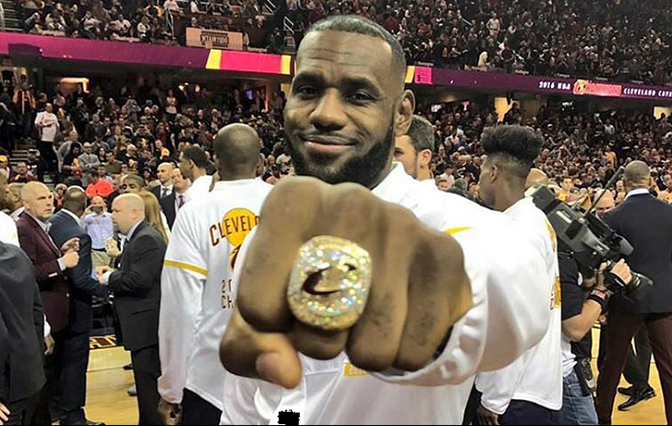 LeBron James presumiendo su anillo de campeonato