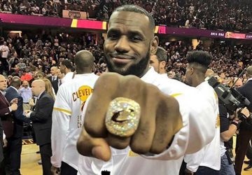 LeBron James presumiendo su anillo de campeonato foto 1