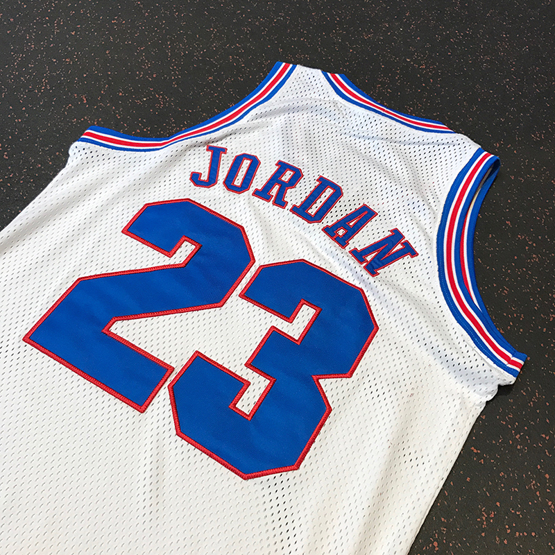 Jordan planea sacar a la venta el jersey del Tune Squad foto 1