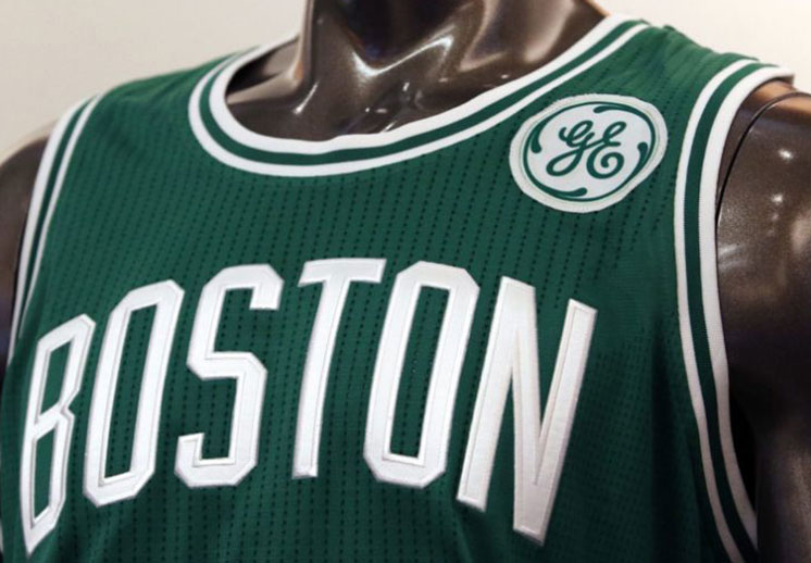 Los Celtics presentaron su jersey con publicidad