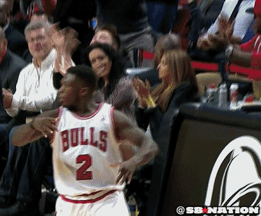 Nate Robinson festejando con los bulls depues de un juego de basquet