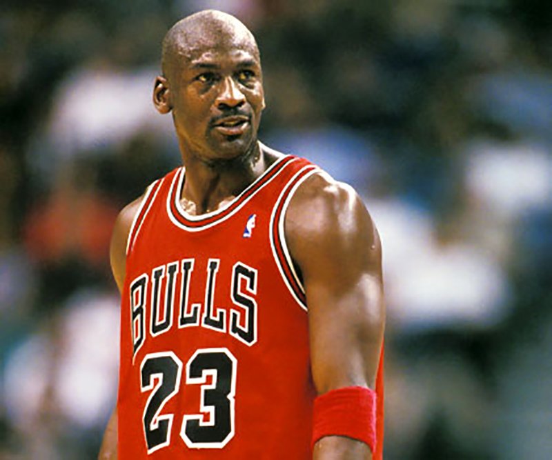 Michael Jordan: tiene retirado su número 23 por dos equipos de la NBA, Los Bulls y Miami Heat que retiraron el número 23 haciendo homenaje a su carrera. En viva basquet