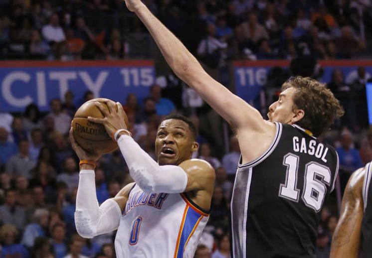 Los Spurs le ganaron la batalla a Westbrook