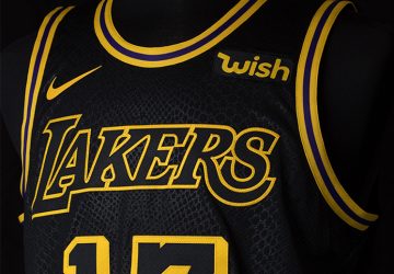Kobe detrás del nuevo uniforme de los Lakers