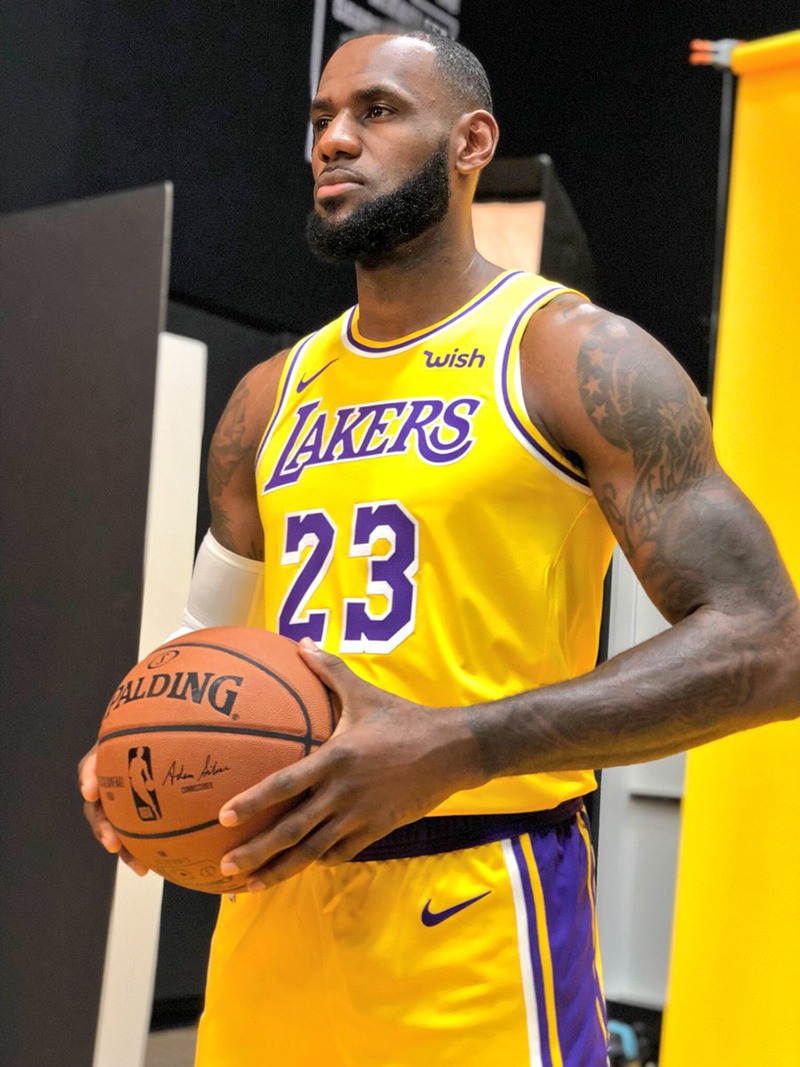 LeBron James toma el control en Lakers
