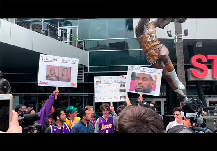 Así estuvo la protesta de los aficionados a los Lakers