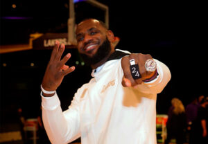 El anillo de campeones de Lakers a detalle