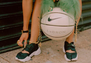Un balón de basket con mucho estilo