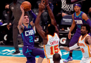 LaMelo Ball hace historia y se apunta su primer triple-doble en la NBA