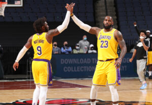 Los Lakers con un triunfo sufrido frente a los Grizzlies