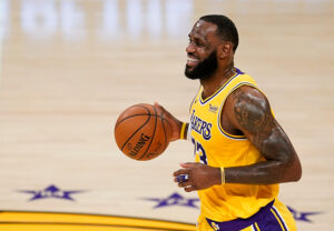 LeBron James se vistió de héroe en el triunfo de los Lakers sobre los Pistons