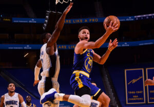 Stephen Curry alza la mano para el MVP de la NBA