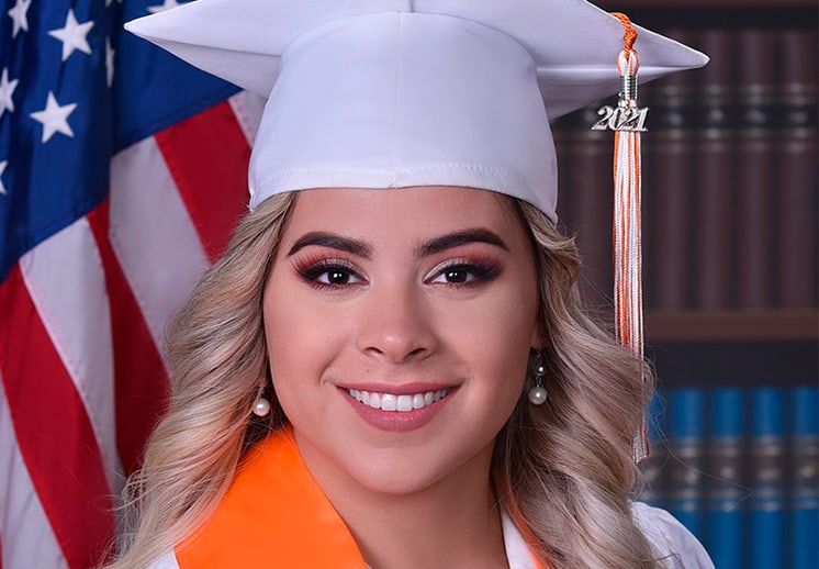 Evelyn Quiroz graduada y lista para seguir triunfando en la Universidad