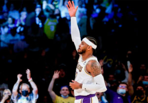 Carmelo Anthony hace historia y guía el primer triunfo de Lakers