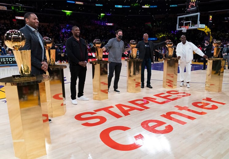 Los Lakers se despidieron del Staples Center con derrota