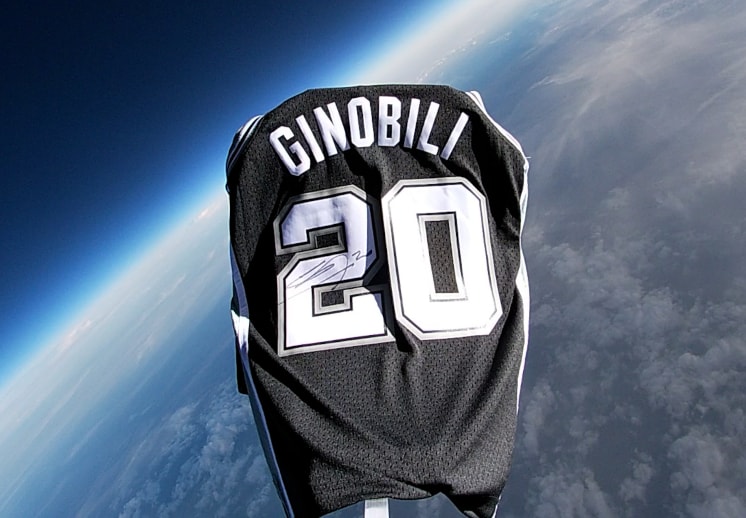 El jersey de Manu Ginóbili llega al espacio