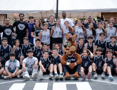 Harrison Barnes y los Spurs renuevan canchas en México